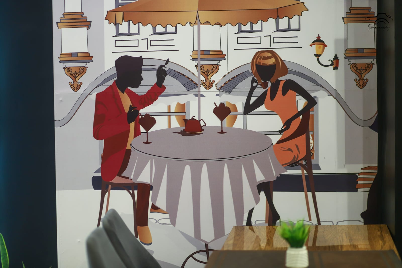 Parisian café mural inside Moca-E-Miele